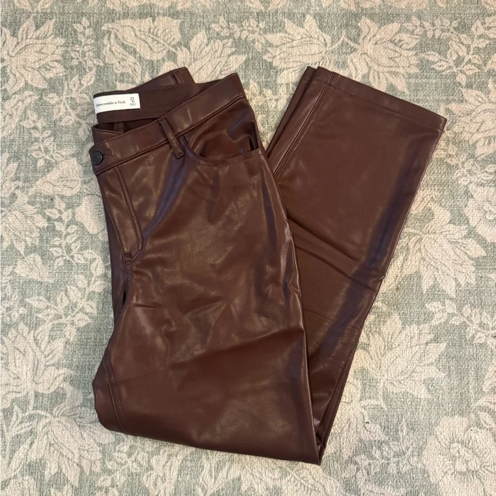 Abercrombie & Fitch - Criss-Cross Waistband Vegan Leather 90s Straight Pant - Picture 12 of 13